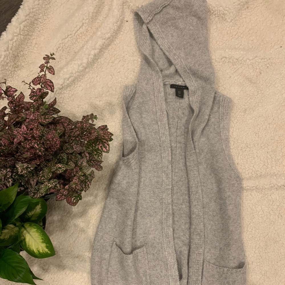 Super cute, long sleeveless sweater